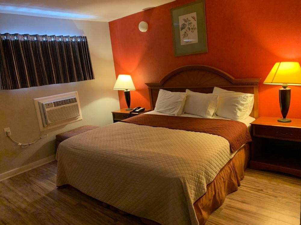 Deluxe King Suite interior